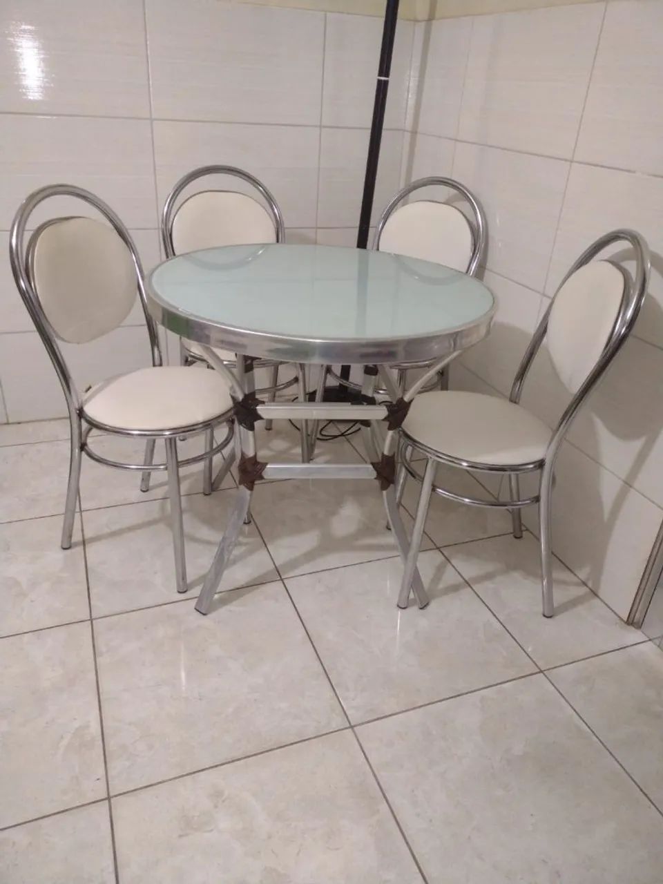 Mesa com 4 cadeiras - Foto 3