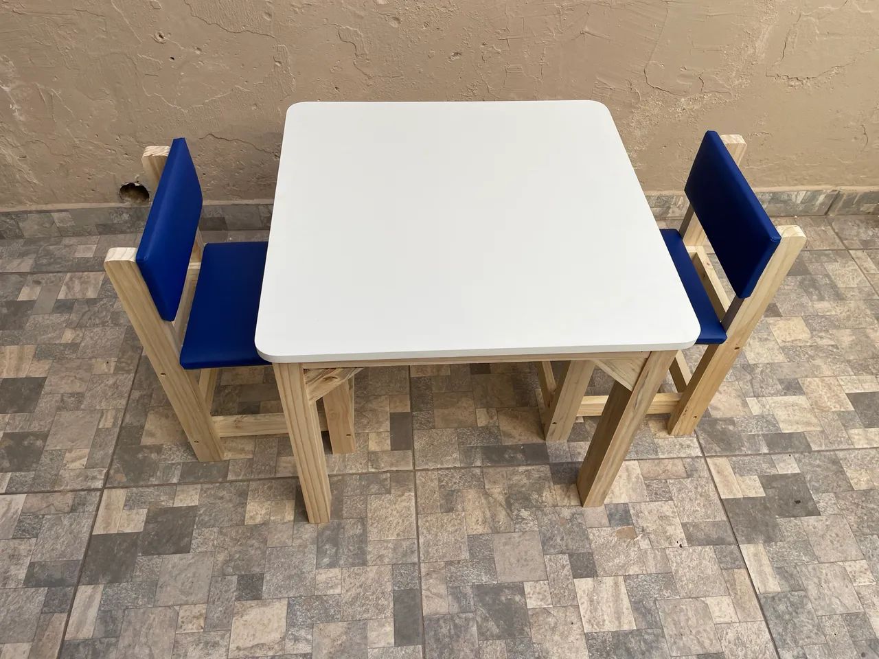 Mesa infantil mdf com cadeiras estofadas 