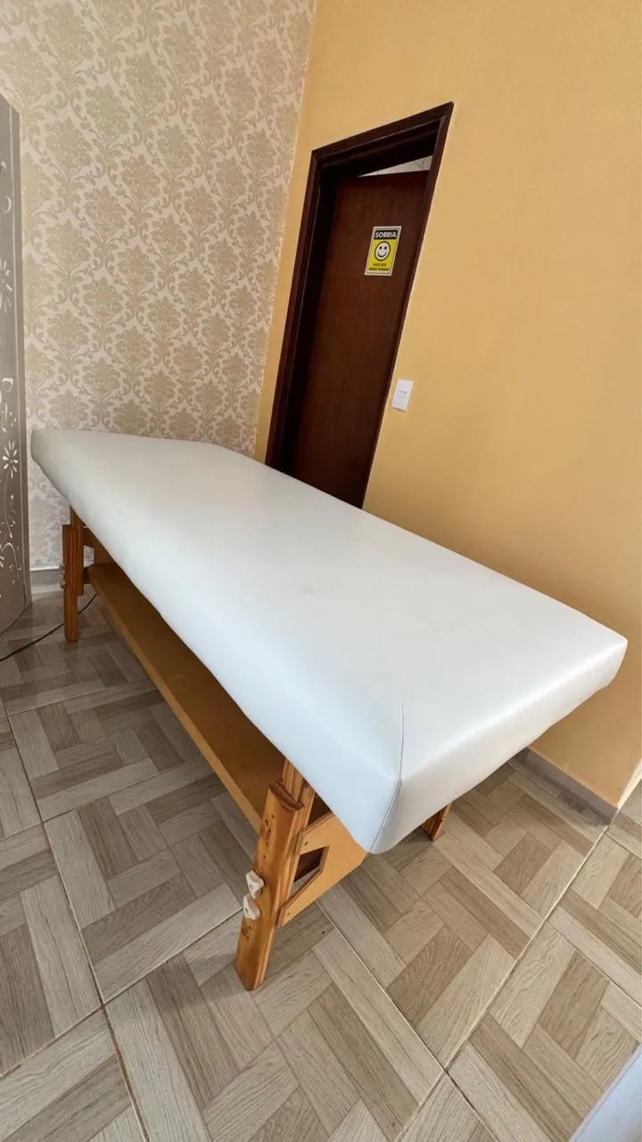 Maca Estética com pés de Madeira - Novíssima! - Foto 2