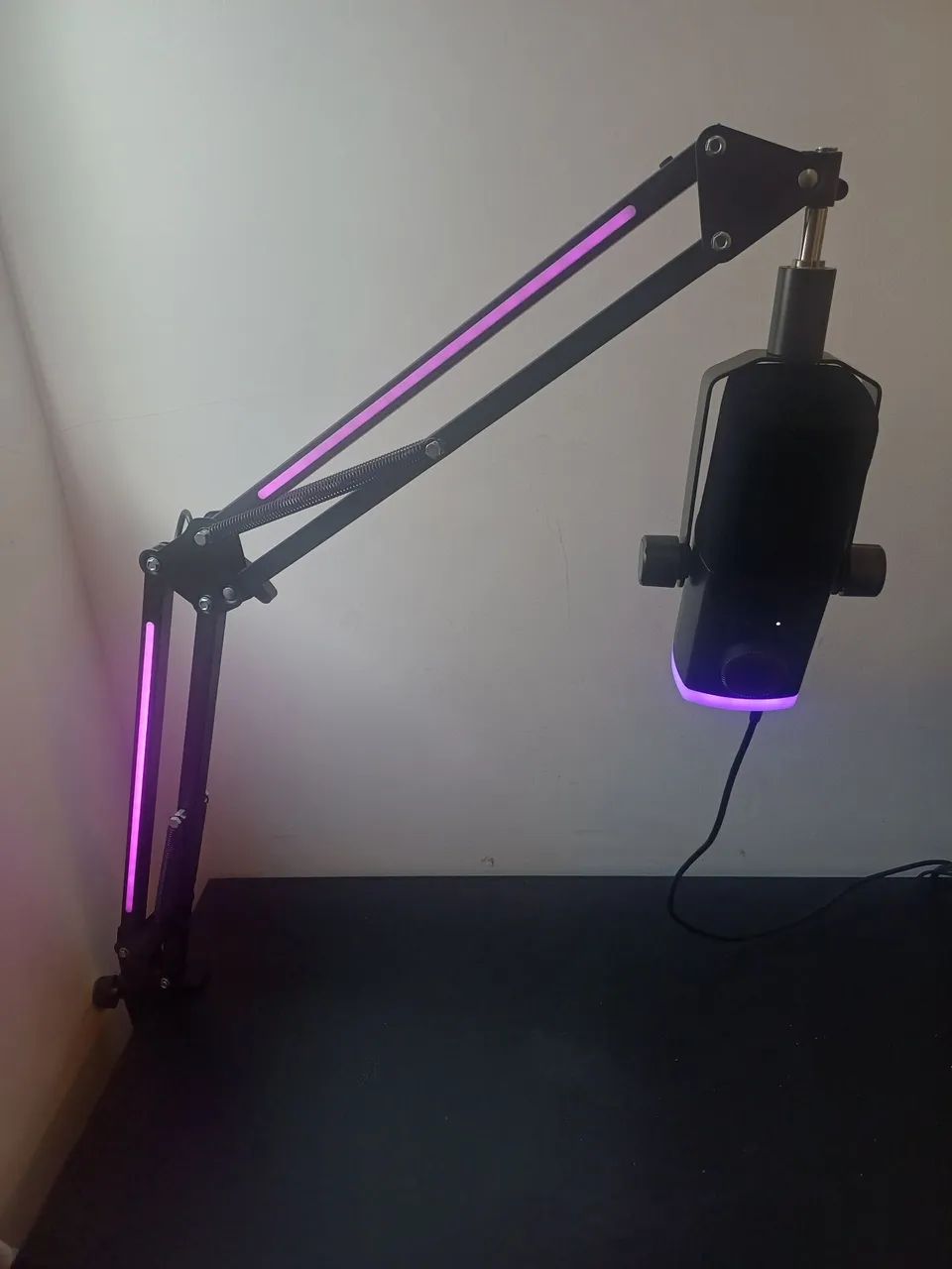 Microfone Fifine AM8 PROT RGB USB/XLR + Braço Articulado - Impecável - Foto 2