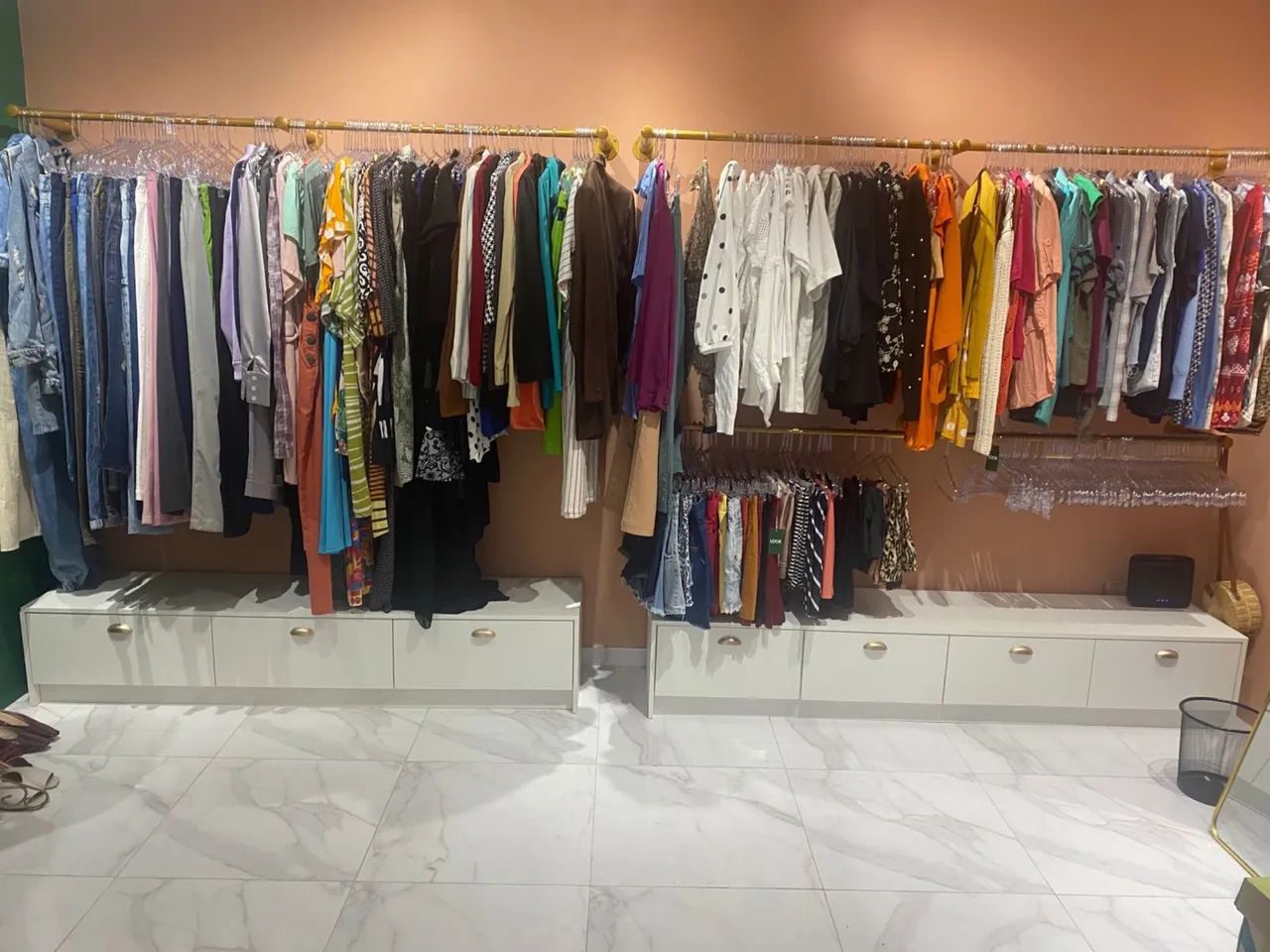 Moveis completos loja de roupas fechamento planejado dourado - Foto 3