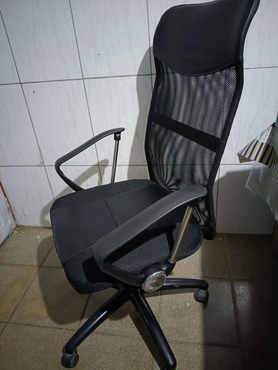 Cadeira de escritório com regulagem de altura .. Funcionando perfeitamente  - Foto 2