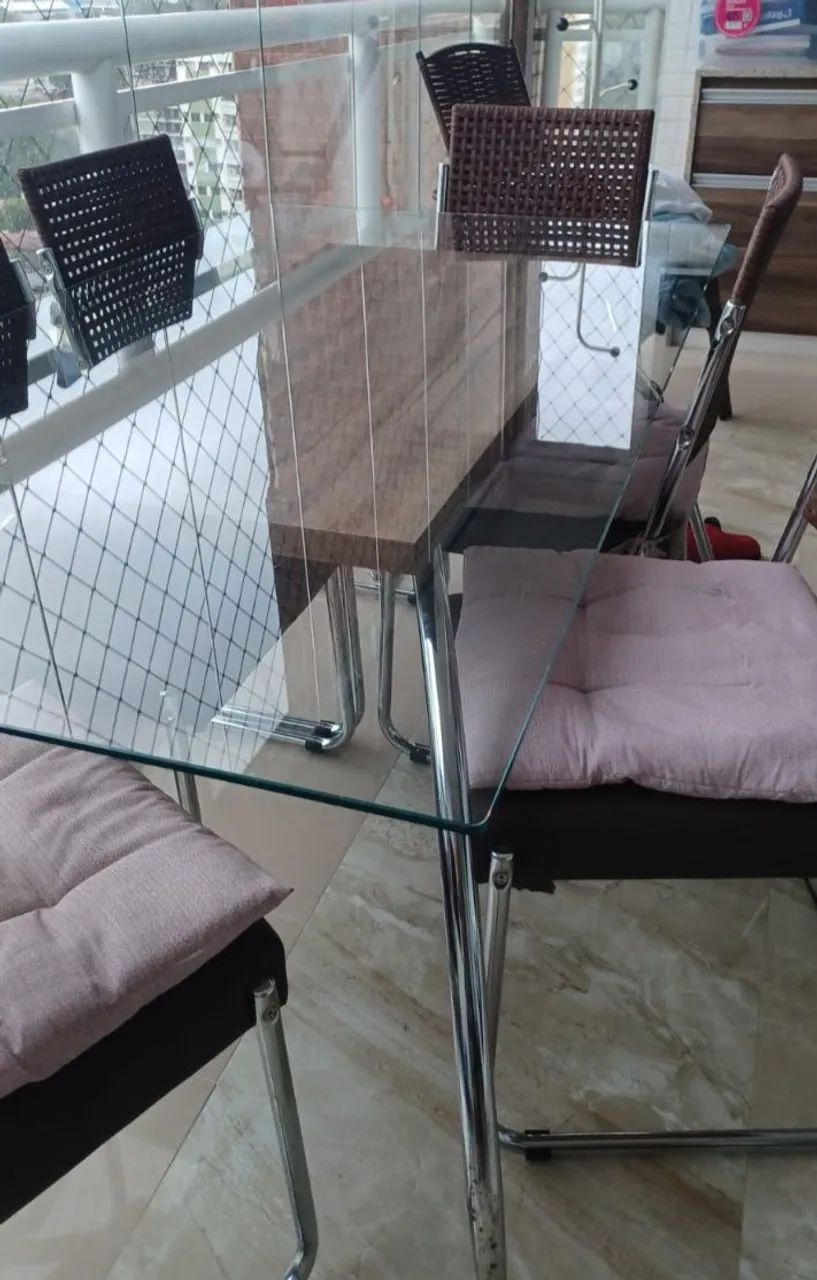 Mesa com 6 cadeiras