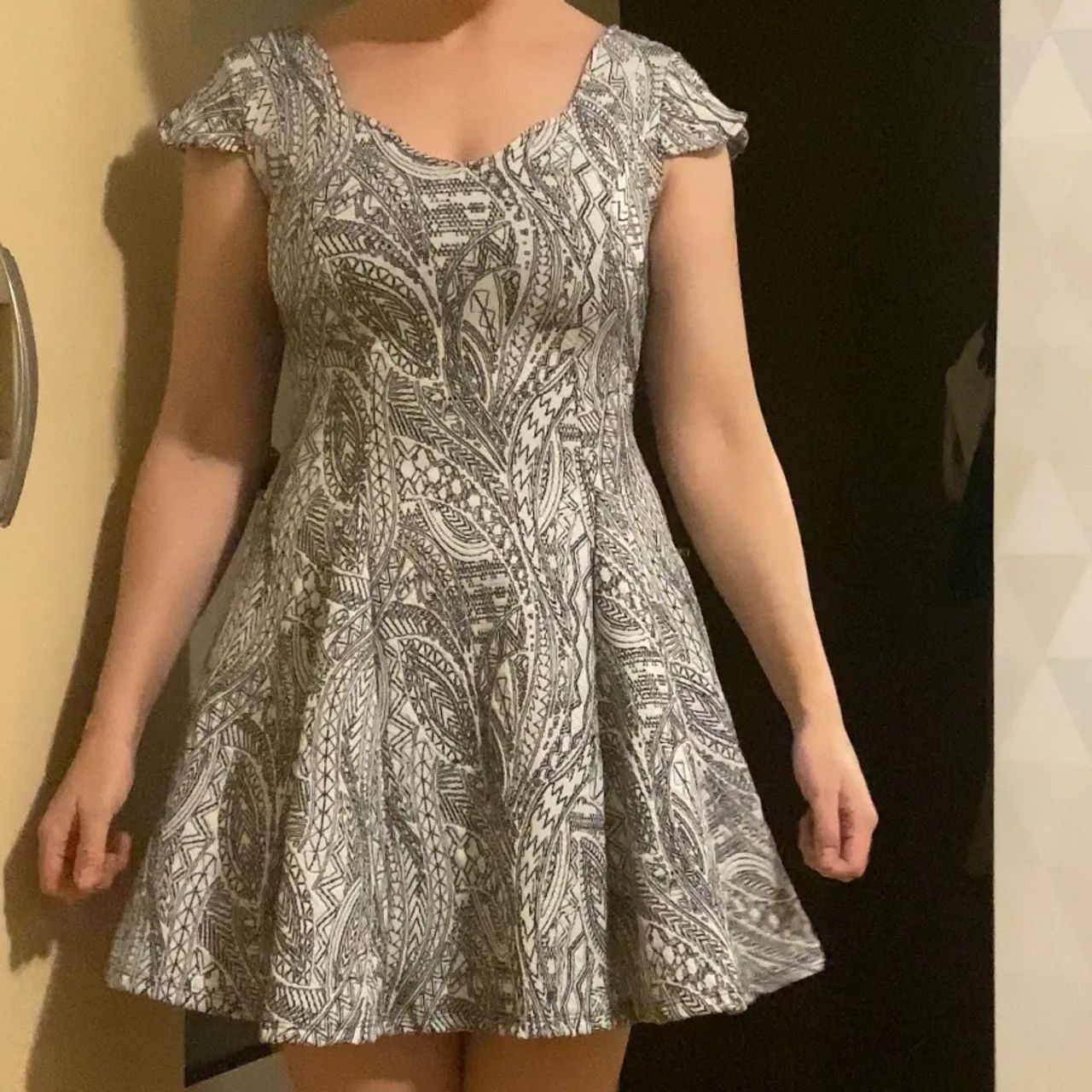 Vestido curto branco e preto estampado - Foto 2