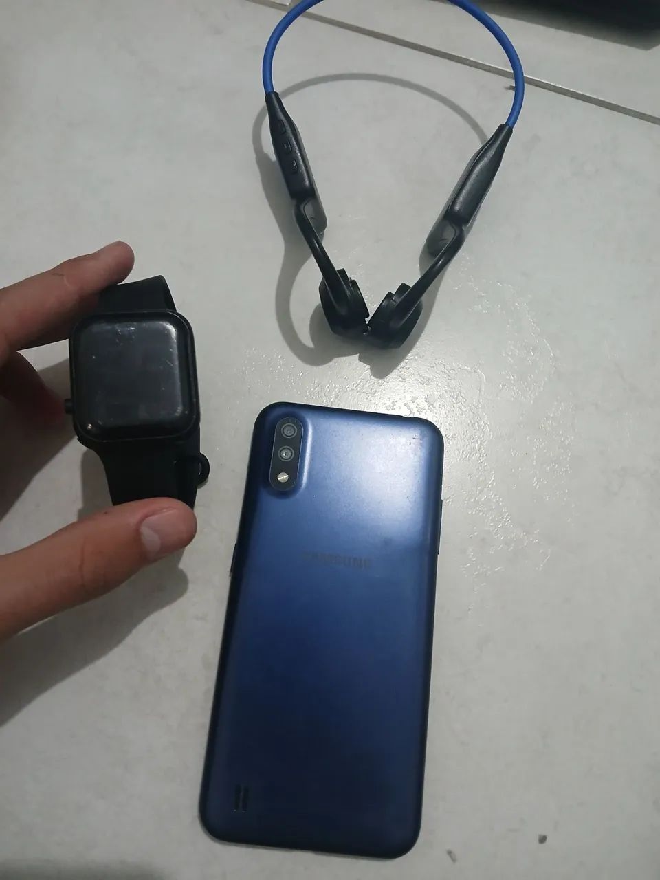 Galaxy a01com defeito não liga + relogio + fone - Foto 2