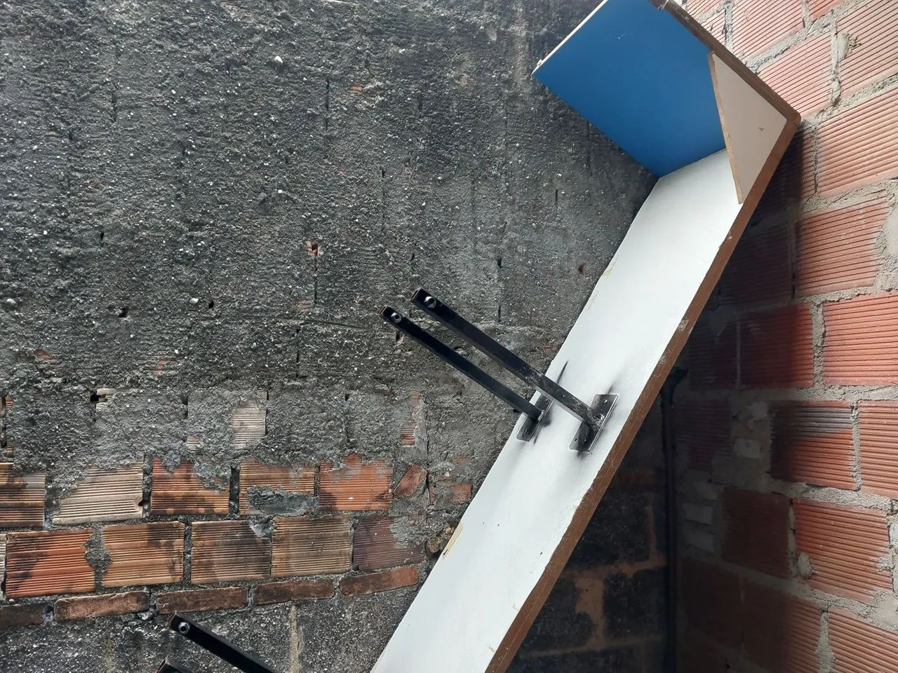 Banco de madeira e mesa