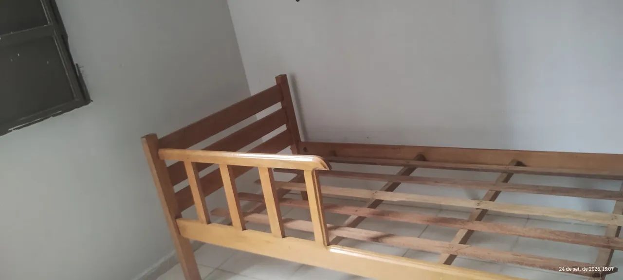 Cama de solteiro em madeira 
