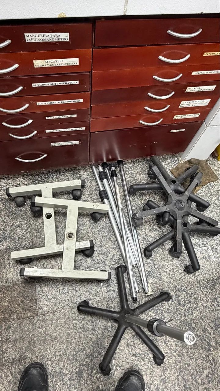 Base com rodinha para medidor de pressão de braço - Foto 3