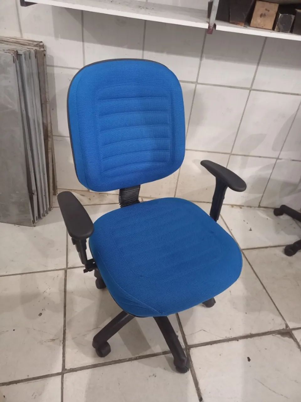 (Cód 073) Cadeira de Escritório em excelente estado 