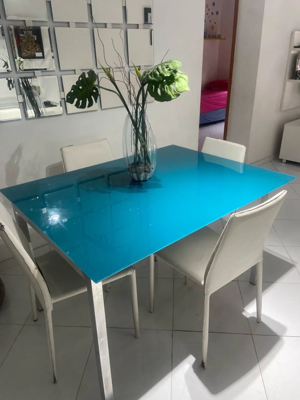 MESA RETANGULAR COM TAMPO DE VIDRO E QUATRO CADEIRAS - Foto 2