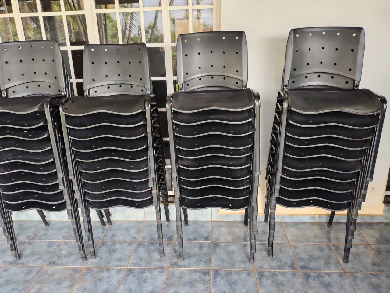  Cadeiras Fixas Empilháveis Plaxmetal Preta - Foto 2