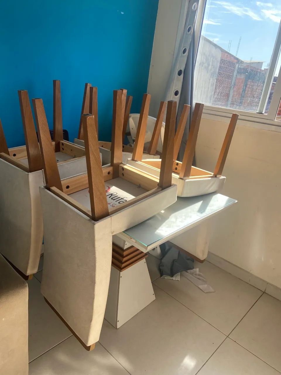 Mesa de vidro com 4 cadeiras  - Foto 2