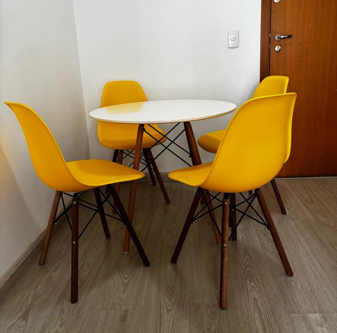 Mesa com quatro cadeiras 