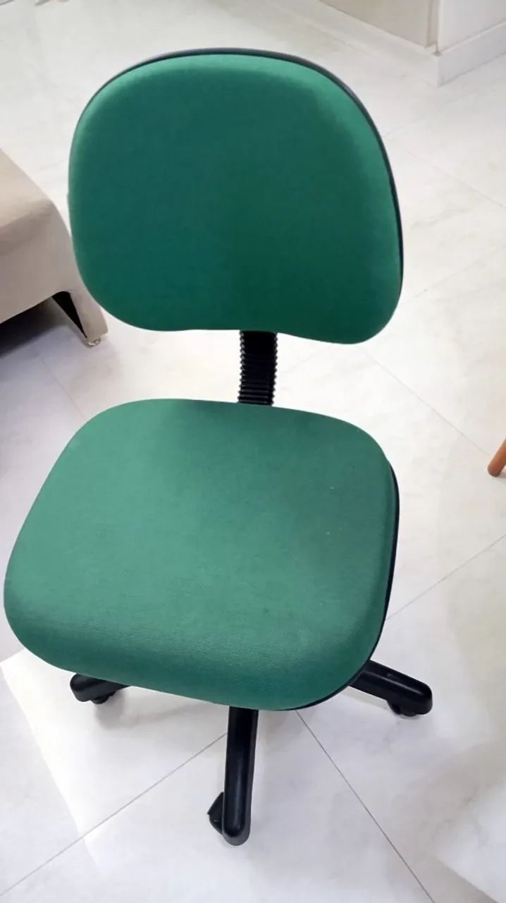 Vendo cadeira giratória para escritório perfeita .