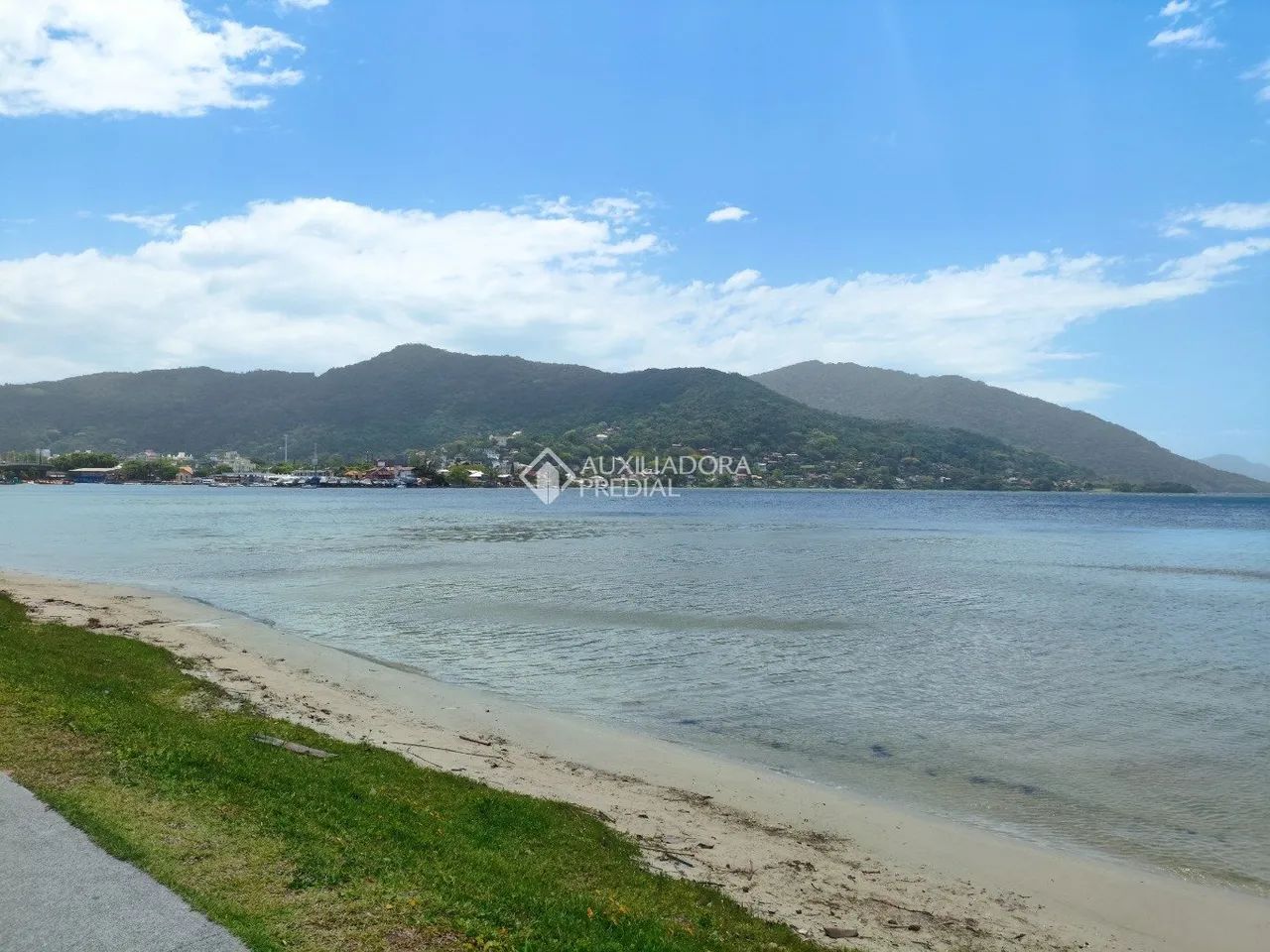 Imóvel Frente à Lagoa na Avenida das Rendeiras com 2 Aptos e Lojas Comerciais