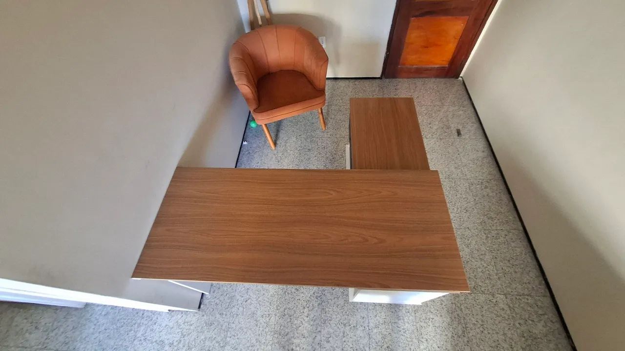 Mesa de escritório com gavetas e nichos - Foto 4