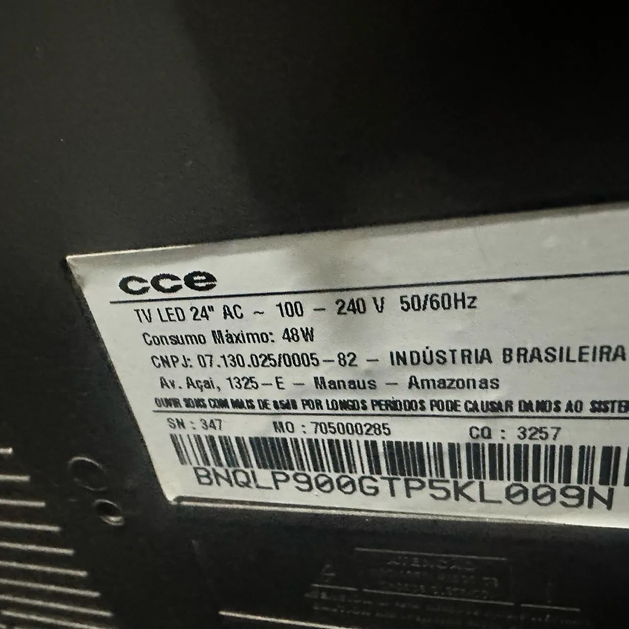 Tv cce LN244 led usada com base e controle paralelo com marcas de uso  - Foto 3