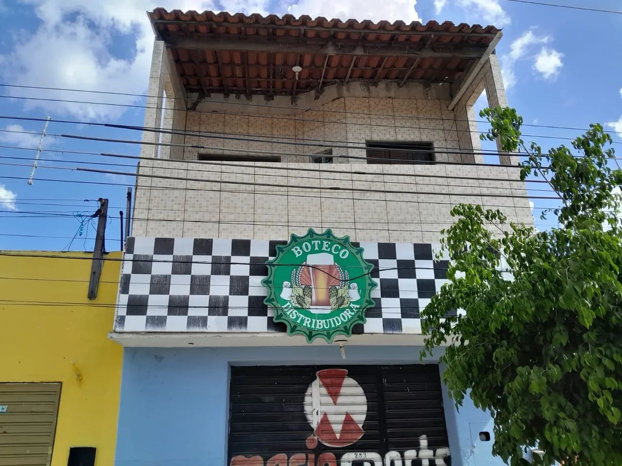 Galpão é casa no primeiro andar 