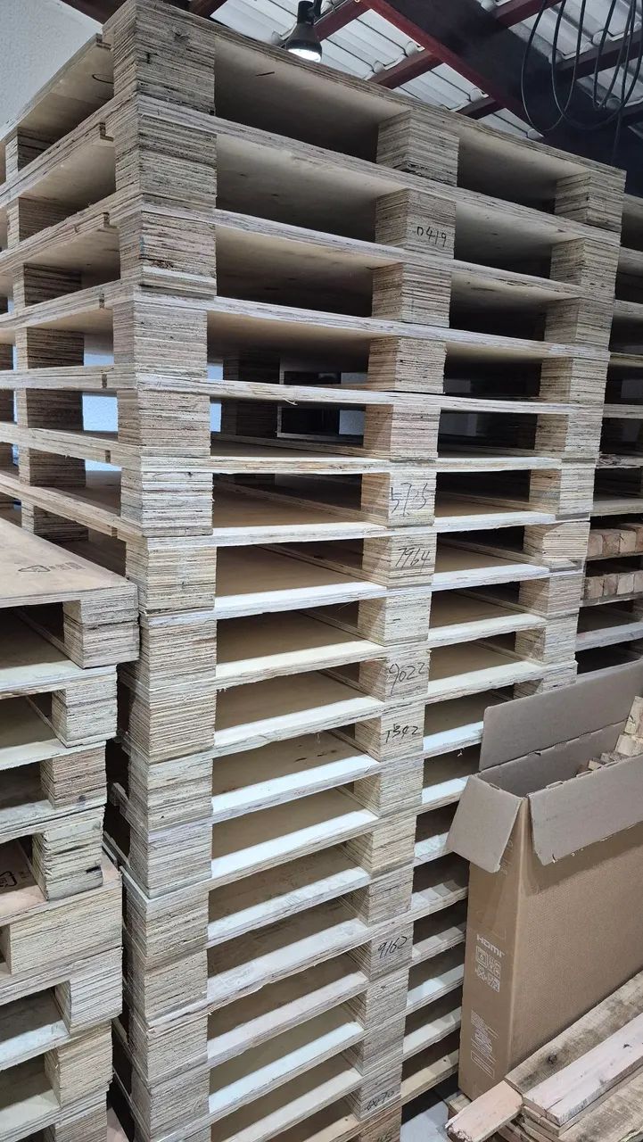 Pallets seminovos medida 1.10 por 1.30, suporta 300kg aproximadamente, 3cm espessura. 