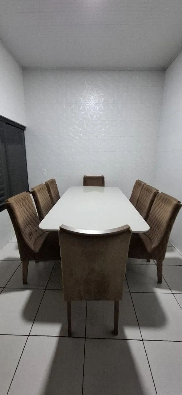 Vendo mesa de 8 cadeiras 