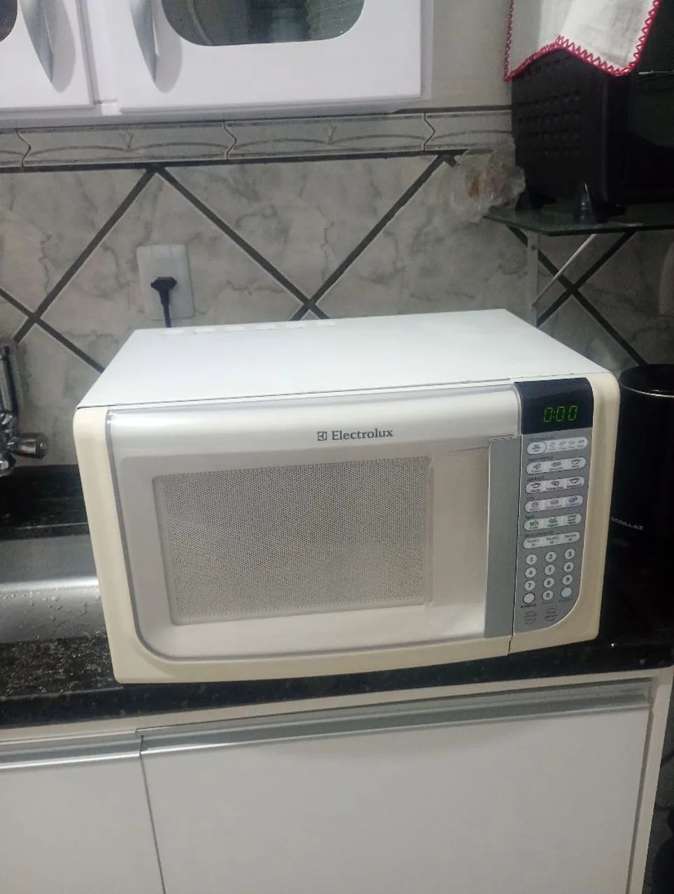 Microondas Electrolux 31 litros.