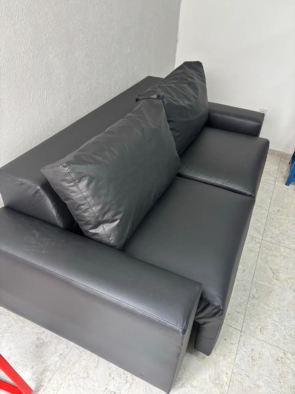SOFÁ RETRÁTIL 2 LUGARES REFORMADO - COURO EXCELENTE ESTADO - Foto 2