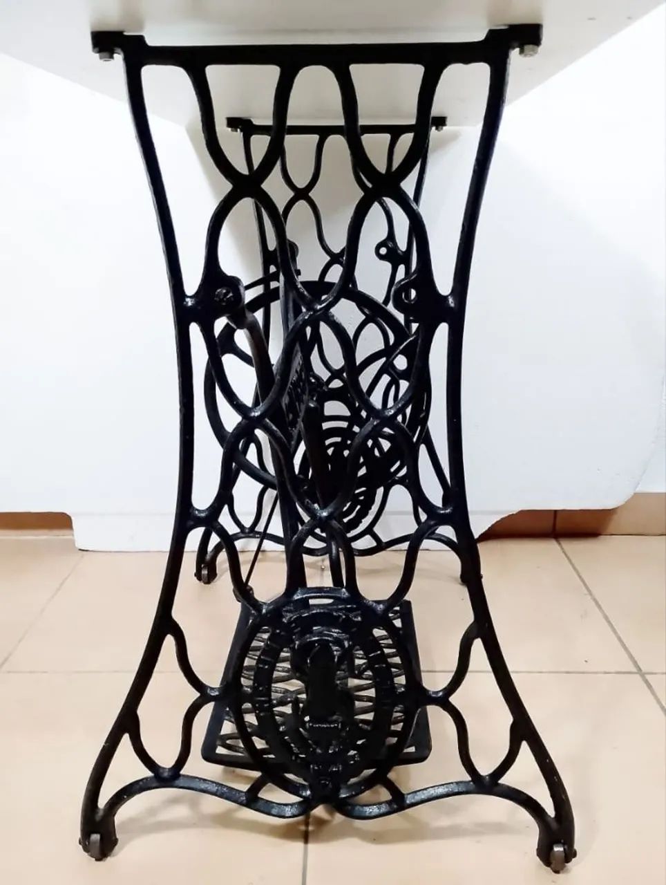 Pé/ Base antiga da máquina Singer modelo aranha. - Foto 3