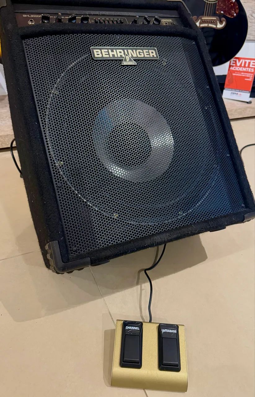 Amplificador Behringer ULTRABASS - 300 watts para contrabaixo  - Foto 2