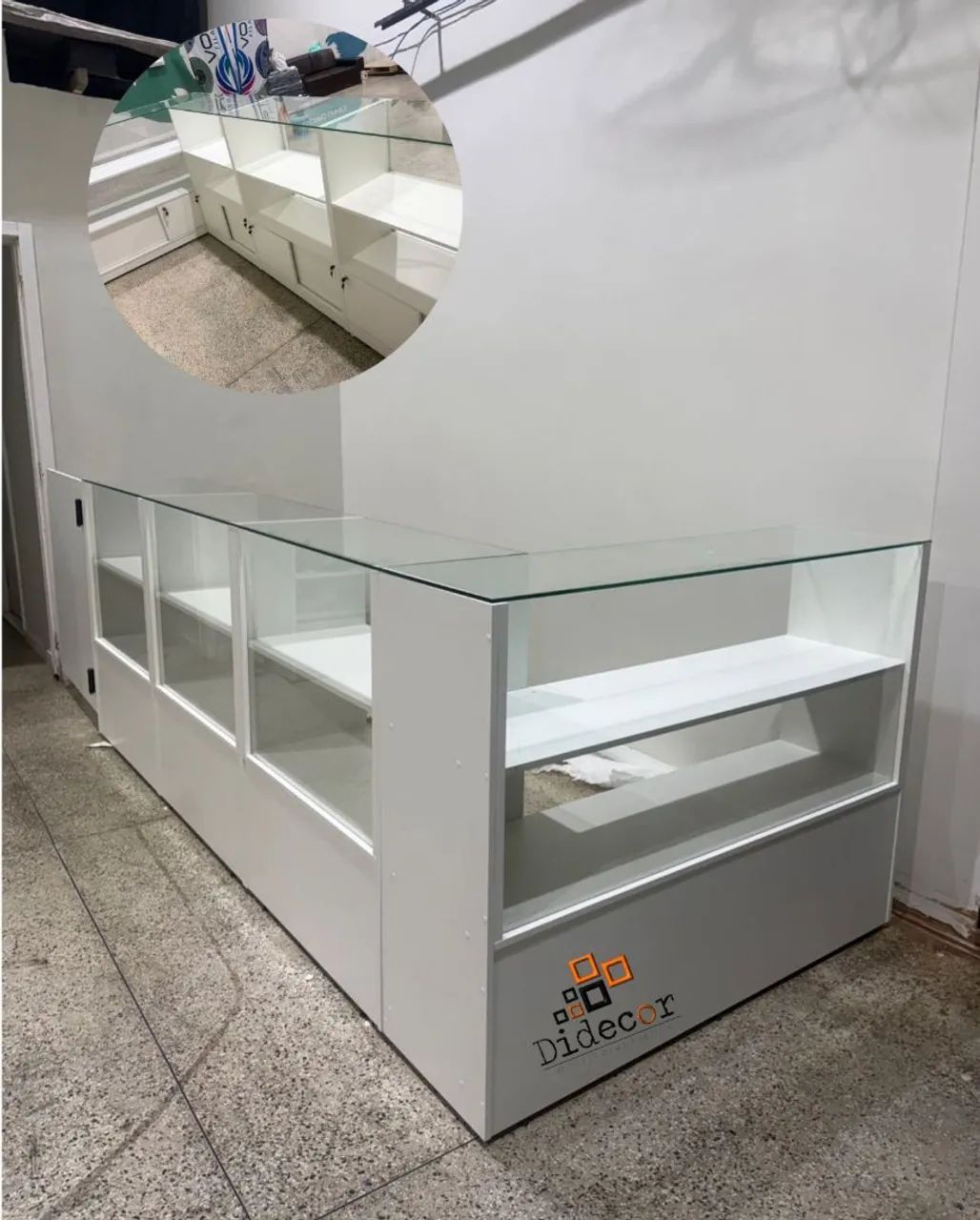 Balcão Vitrine com porta vai e vem 