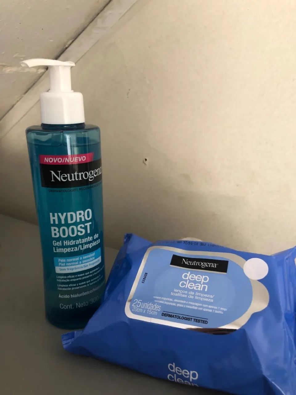 Kit Neutrogena Hydro Boost 300ml + Lenço Deep Clean - Foto 2