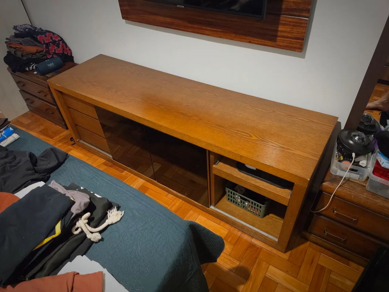 Rack de TV com portas de correr e gavetas