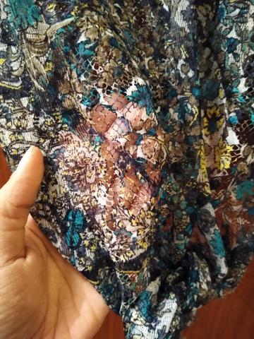 Blusa cropped de renda estampada - Foto 3