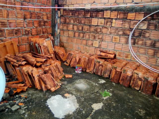 Vendo telhas de barro usadas por R$1,00 cada