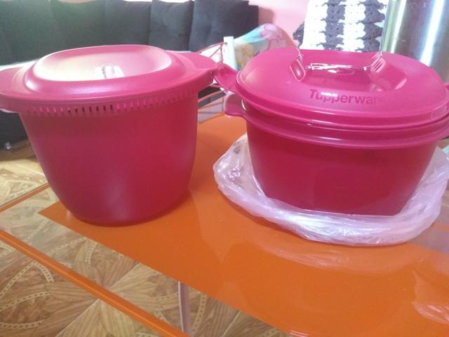 As duas Tupperware uma de arroz e a outra de macarrão pra microondas da Tupperware