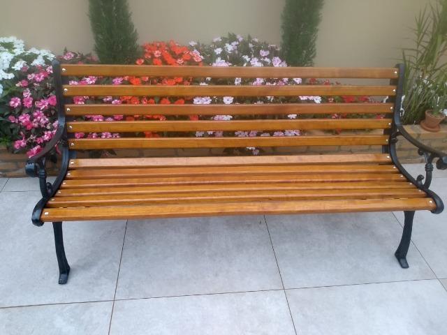 Banco de Jardim e praça Modelo Europeu