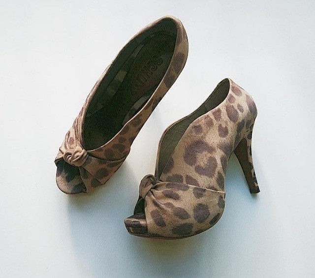 sapato com estampa de animal print, leopardo, da schutz - Foto 2