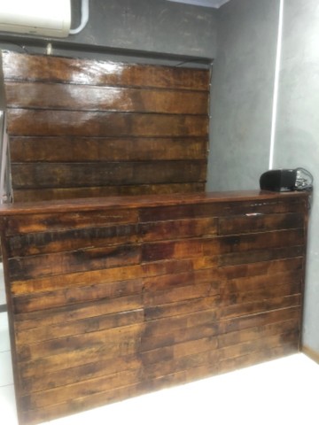 Caixa/Balcão madeira e painel placas de madeira envernizada/palete  - Foto 5