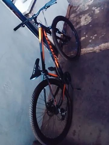 Freestyler jumping mostra sua capacidade de jogar uma bicicleta