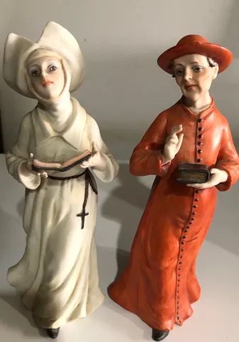 Porcelanas religiosas freira e padre Capodimonte  - Foto 3