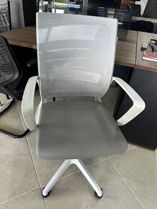 Cadeira de Escritório CINZA Giratória com Rodinhas