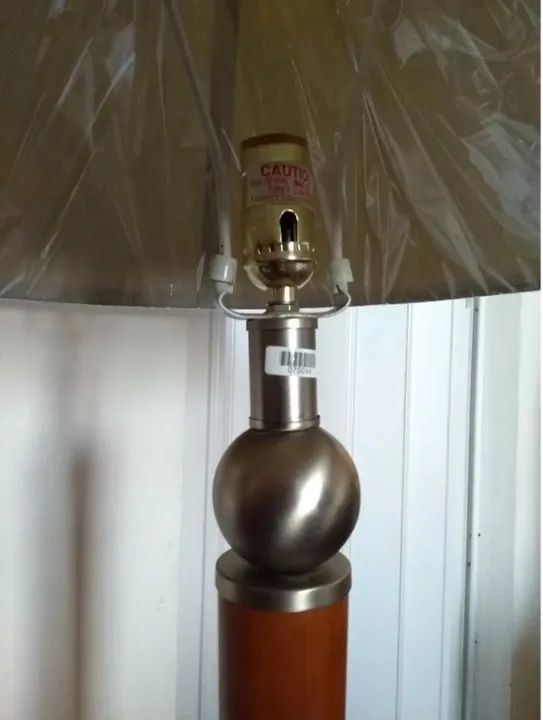 Vendo Abajur de coluna em madeira e aço escovado- Novo - Foto 2