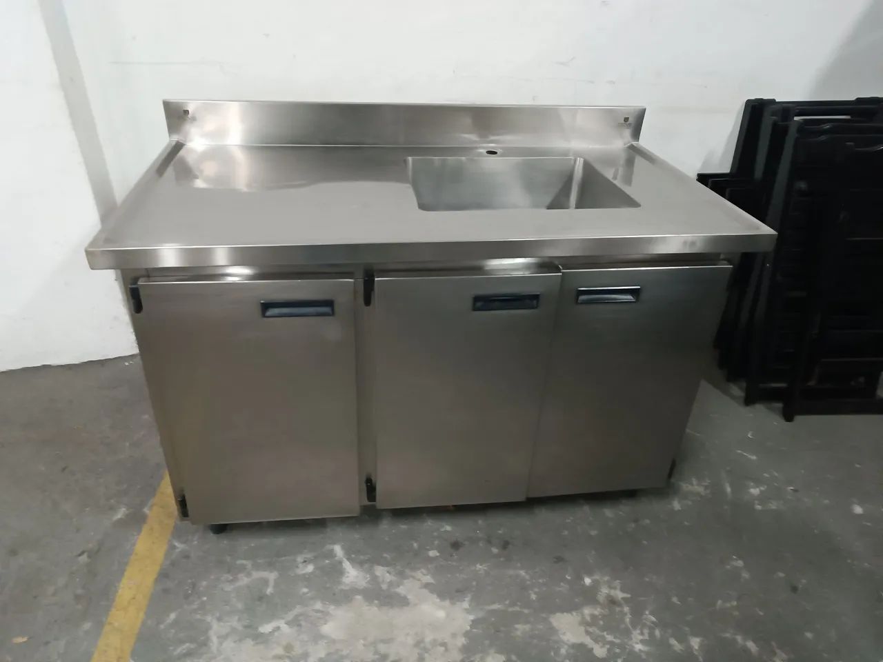 Balcão seco 3 portas com pia do lado direito todo de inox em ótimo estado 
