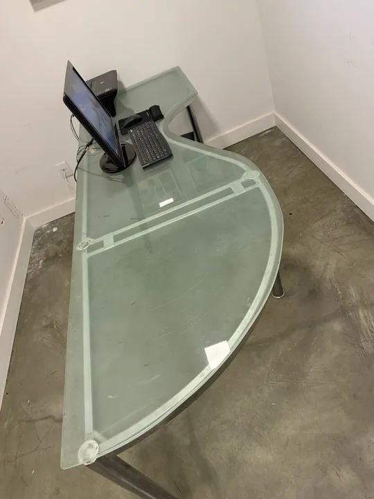 MESA COM BASE CROMADA E TAMPO DE VIDRO MODERNO - Foto 5