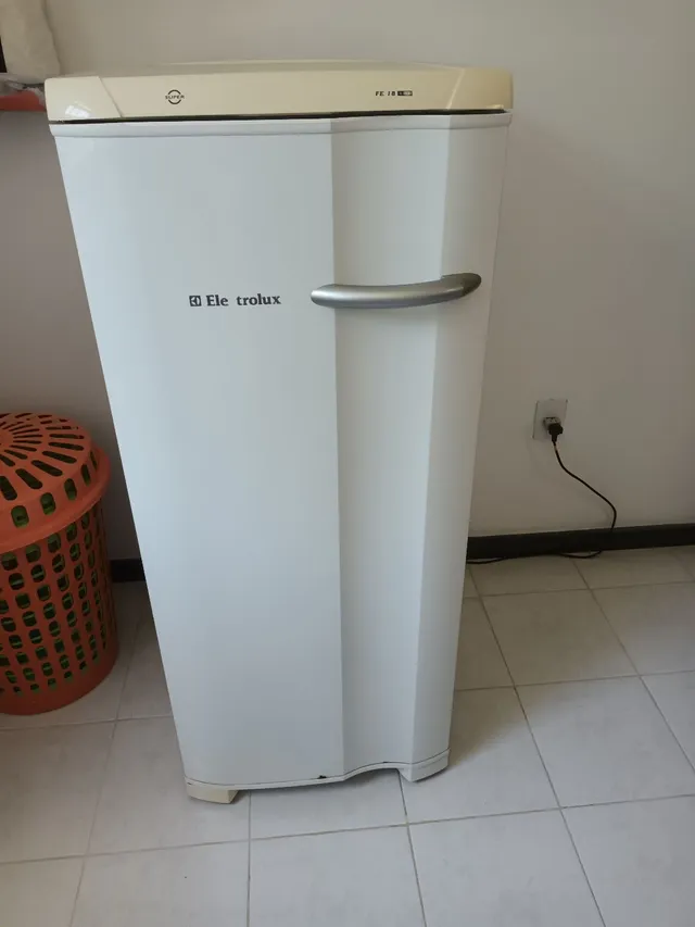 Congelador Vertical Electrolux 145 Lts. FE18