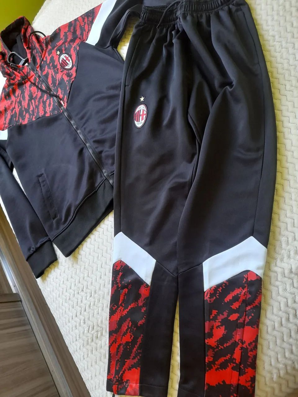 Conjunto de Moletom AC Milan - Preto com Vermelho - Foto 2
