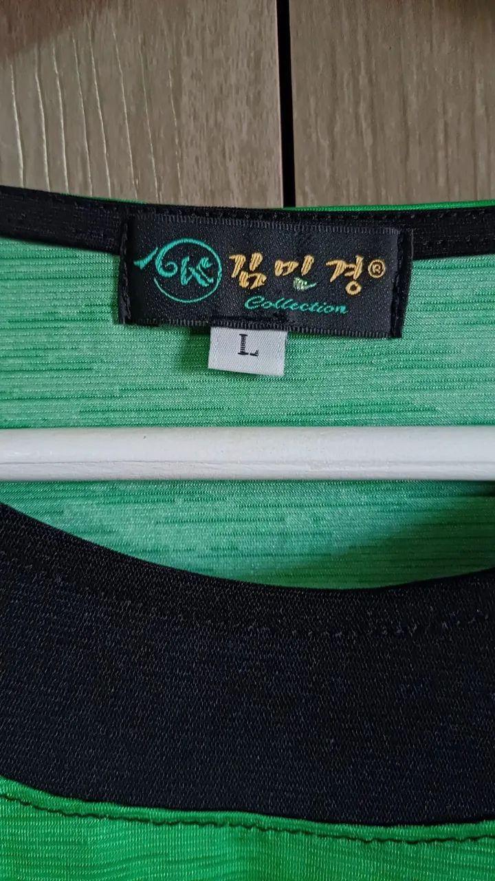 Camiseta feminina verde com borboleta - Foto 4