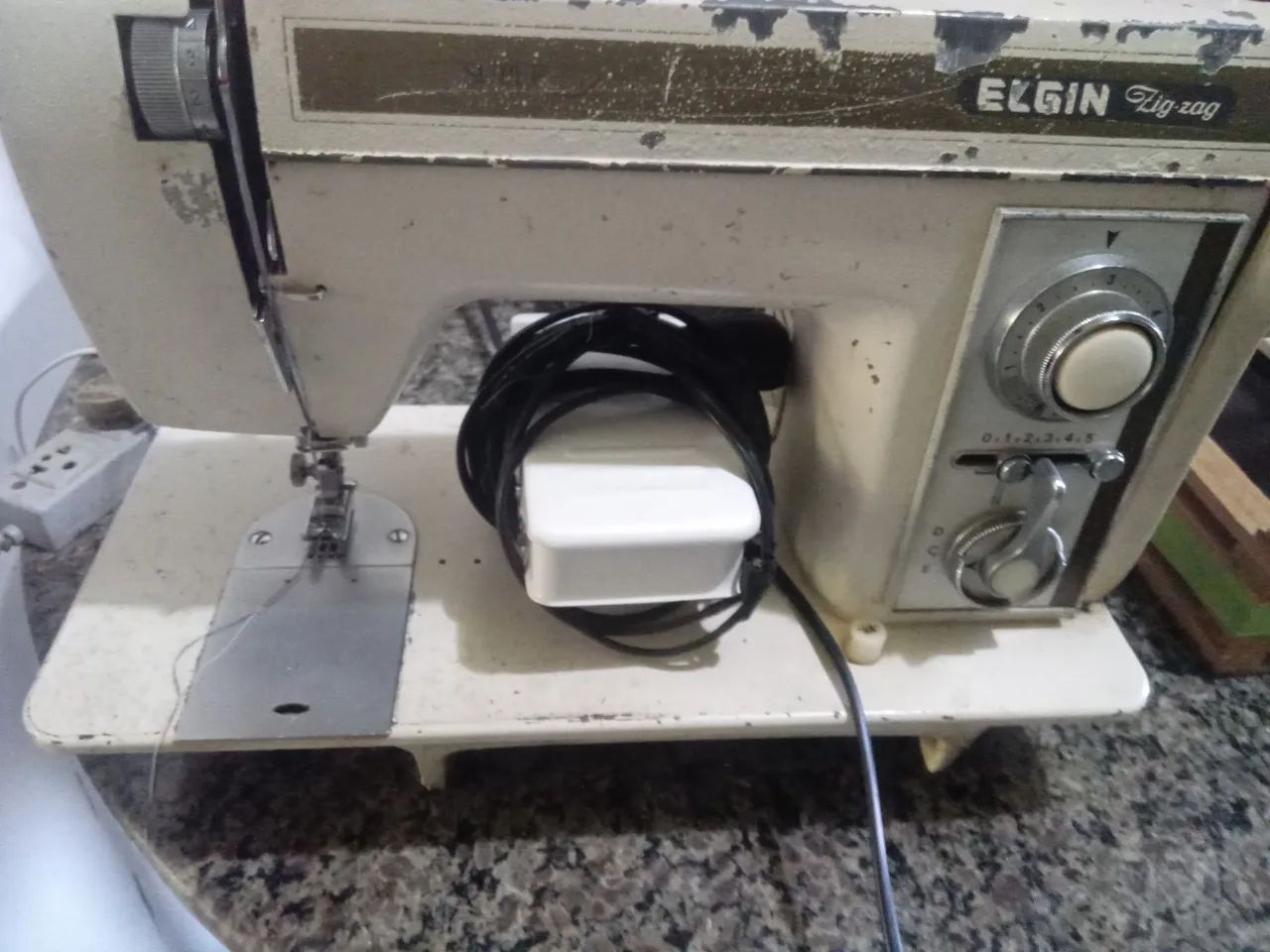 Máquina de Costura Elgin Zig Zag - Usada - Foto 3