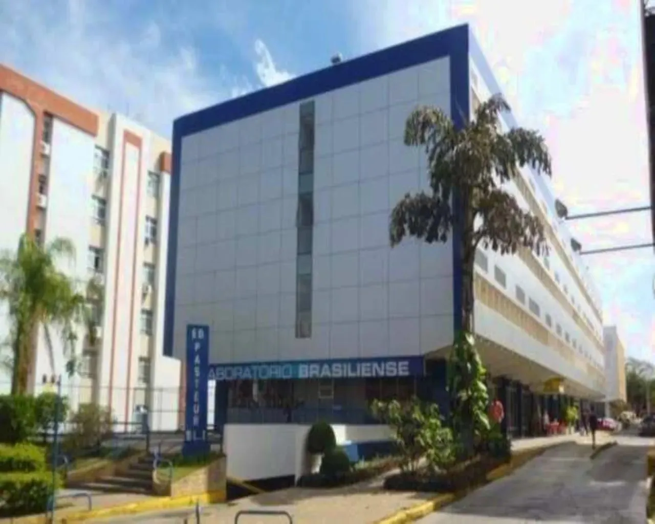 Sala comercial no Centro Pasteur, 712/912 sul, reformada com vaga