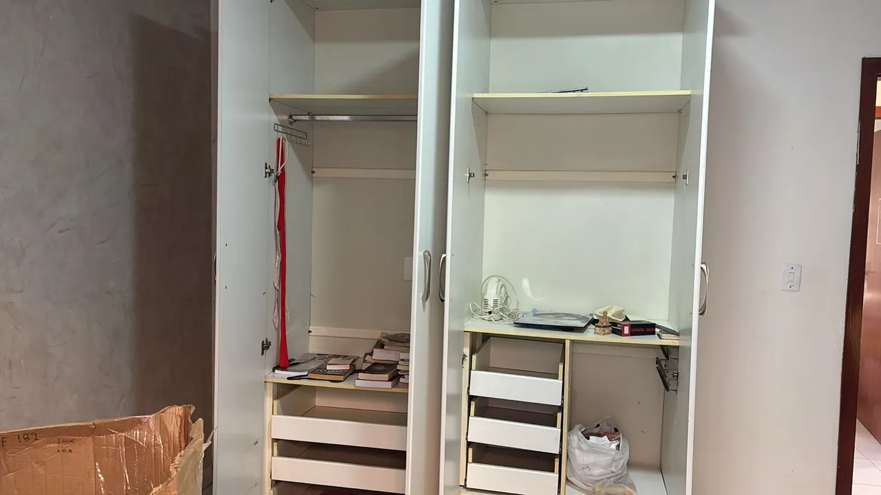 Guarda-Roupa Branco com Gavetas e Prateleiras