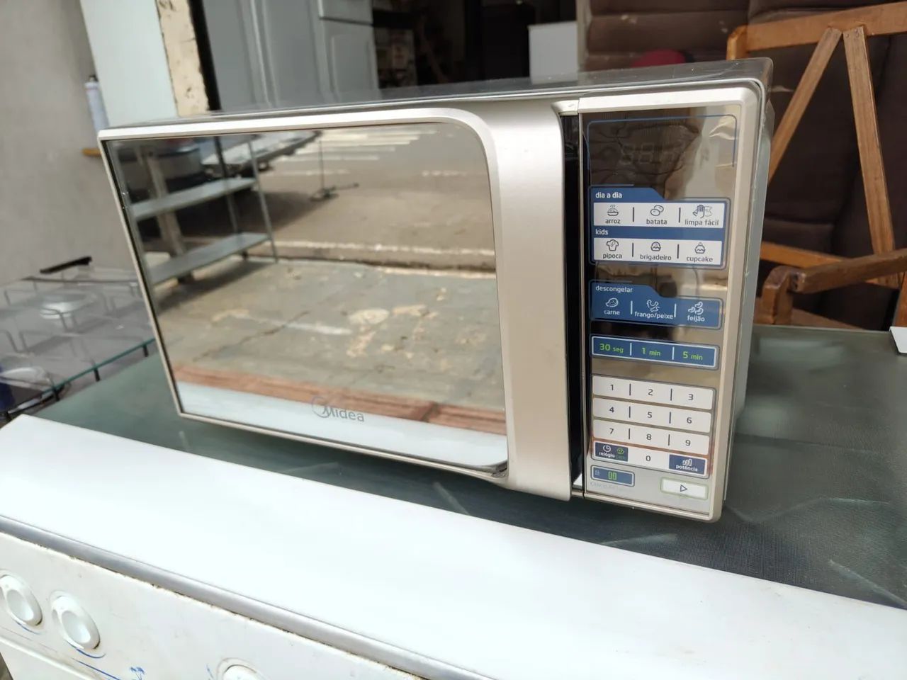 Microondas Midea 20 litros funcionando perfeitamente ((ENTREGO GRÁTIS)) - Foto 4